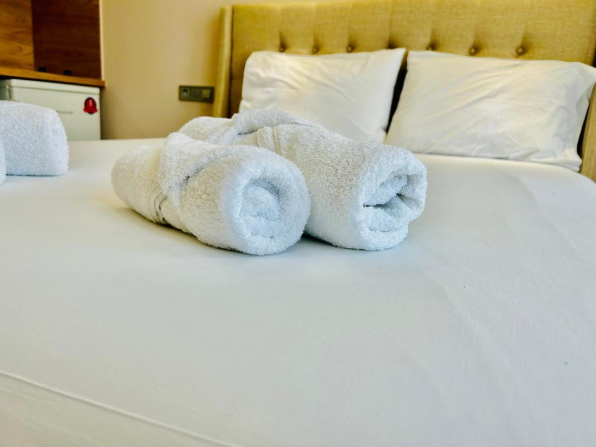 Port Twins Suites No1 พีเรียส ภายนอก รูปภาพ